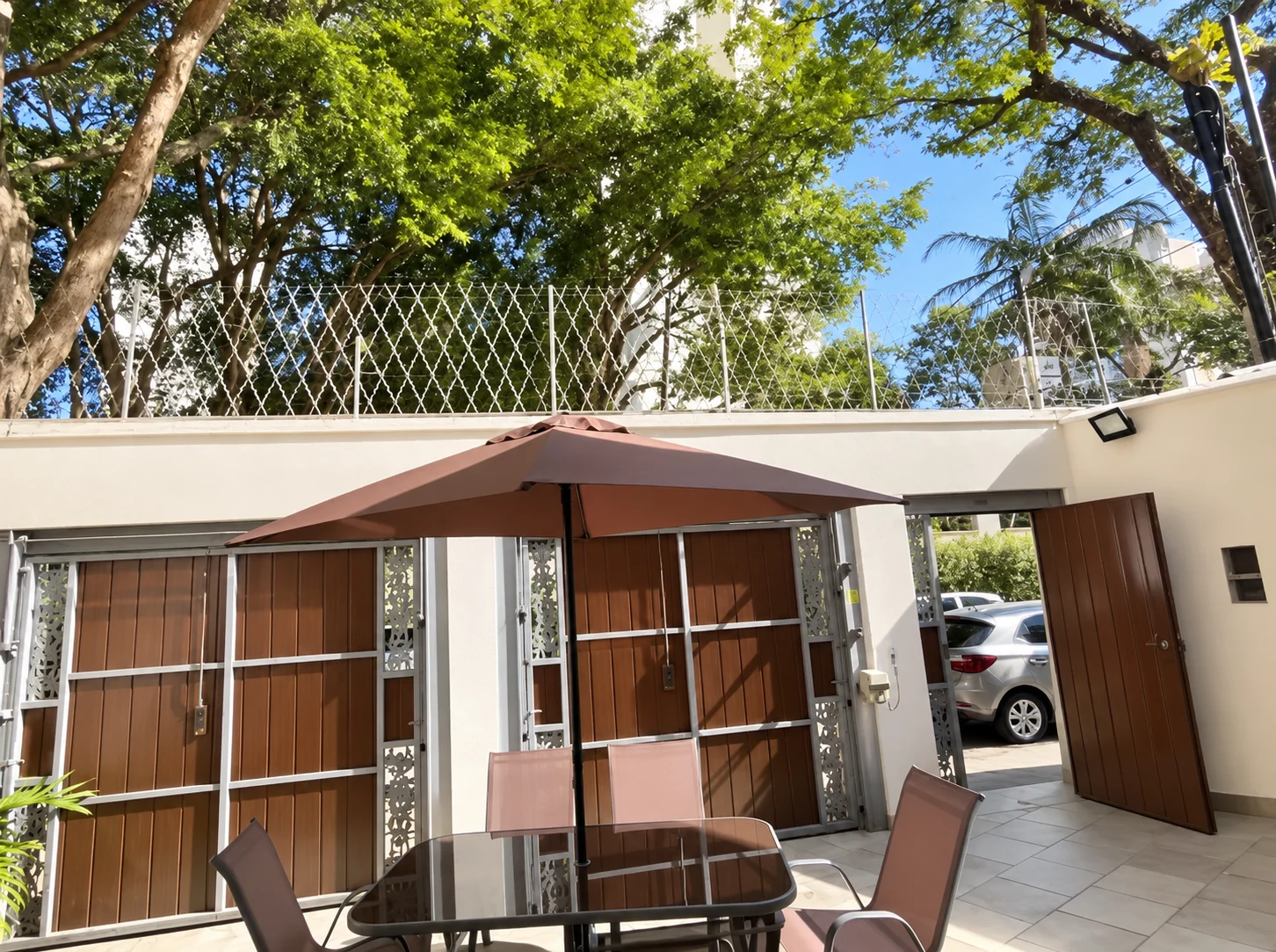 Área externa com churrasqueira do coliving no Brooklin São Paulo