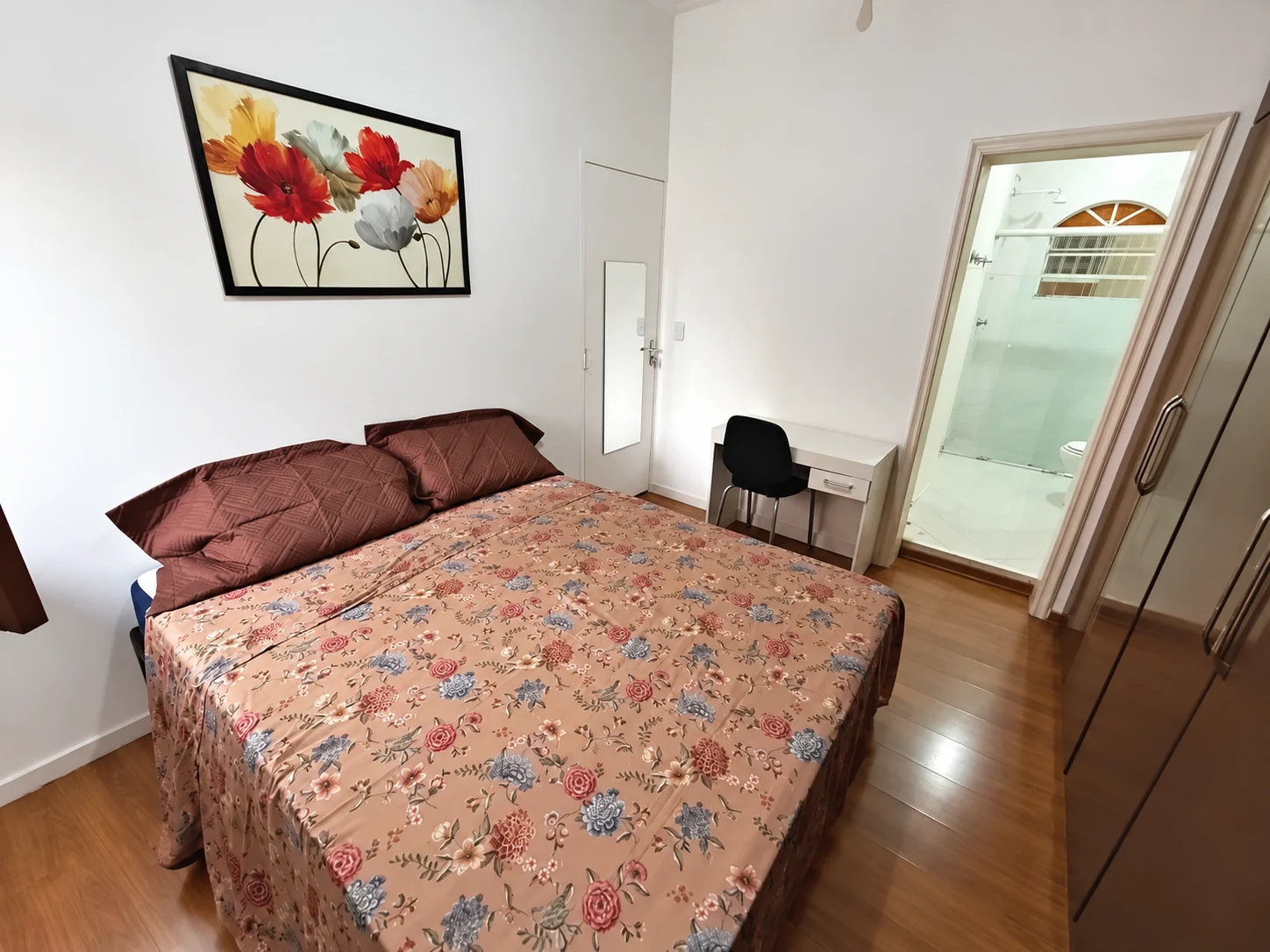Quarto mobiliado com acabamento moderno para alugar em SP
