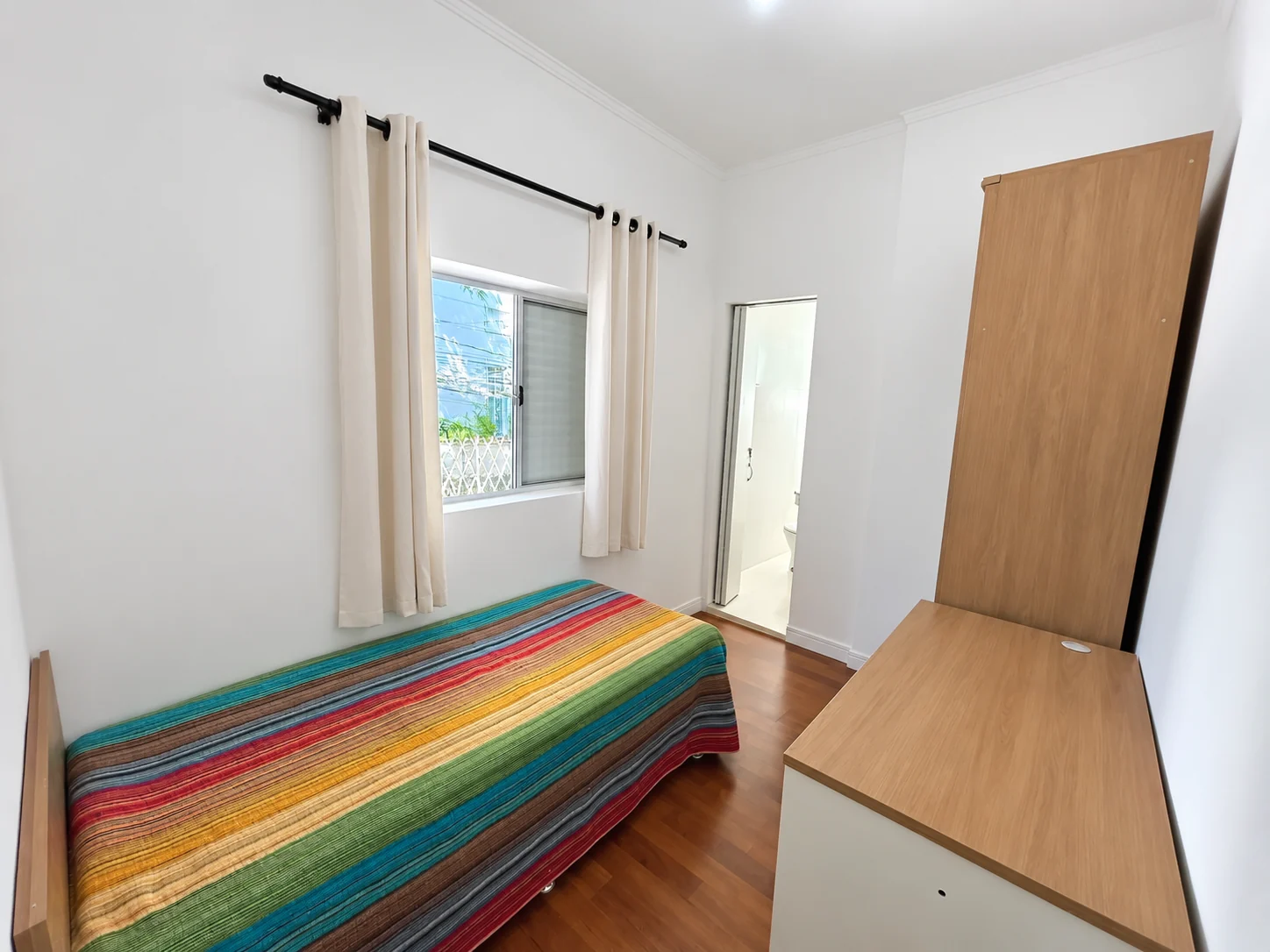 Quarto mobiliado com guarda-roupa no Coliving Brooklin SP